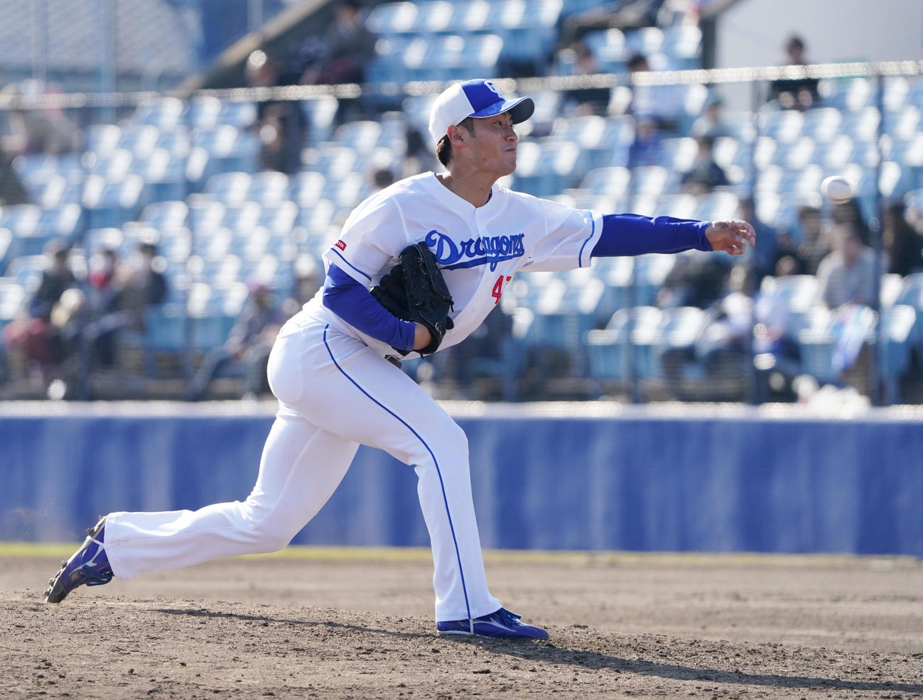 打撃投手をする砂田（撮影・森本幸一）
