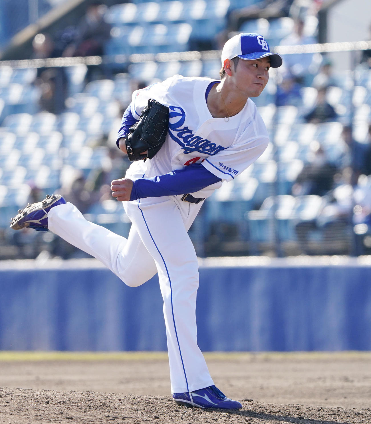 打撃投手をする砂田（撮影・森本幸一）