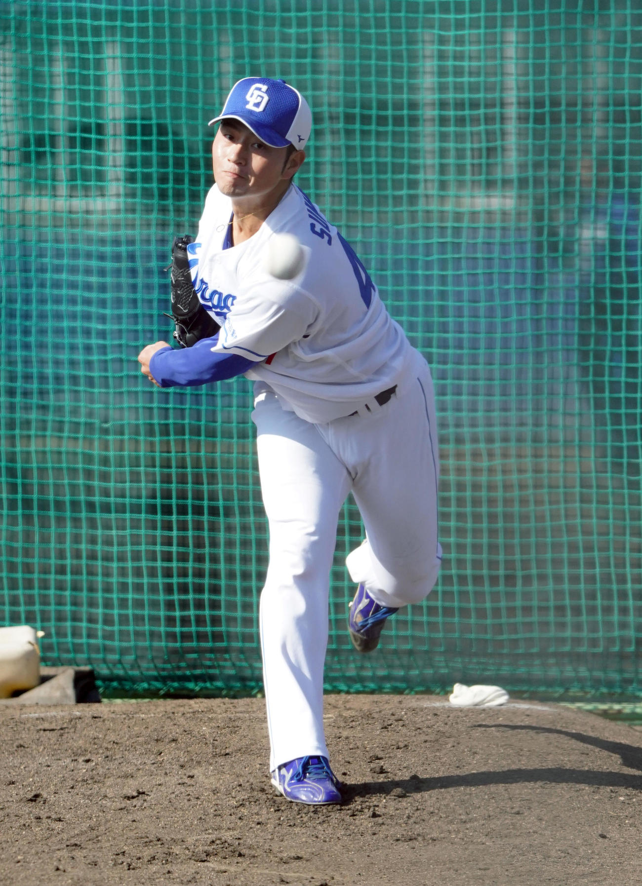 ブルペンで投球練習をする砂田（撮影・森本幸一）
