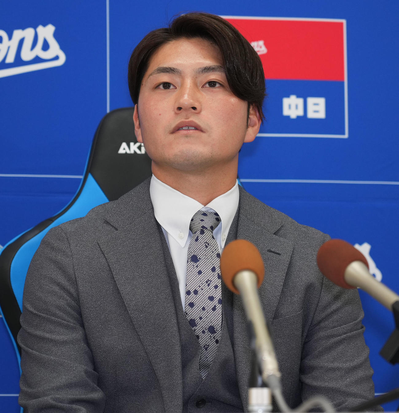 契約交渉を終え会見する砂田（撮影・森本幸一）