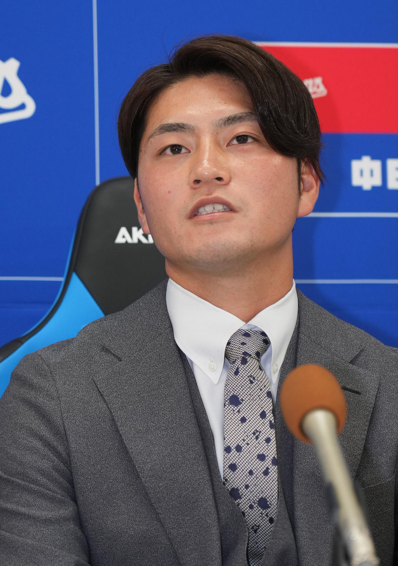 契約交渉を終え会見する砂田（撮影・森本幸一）