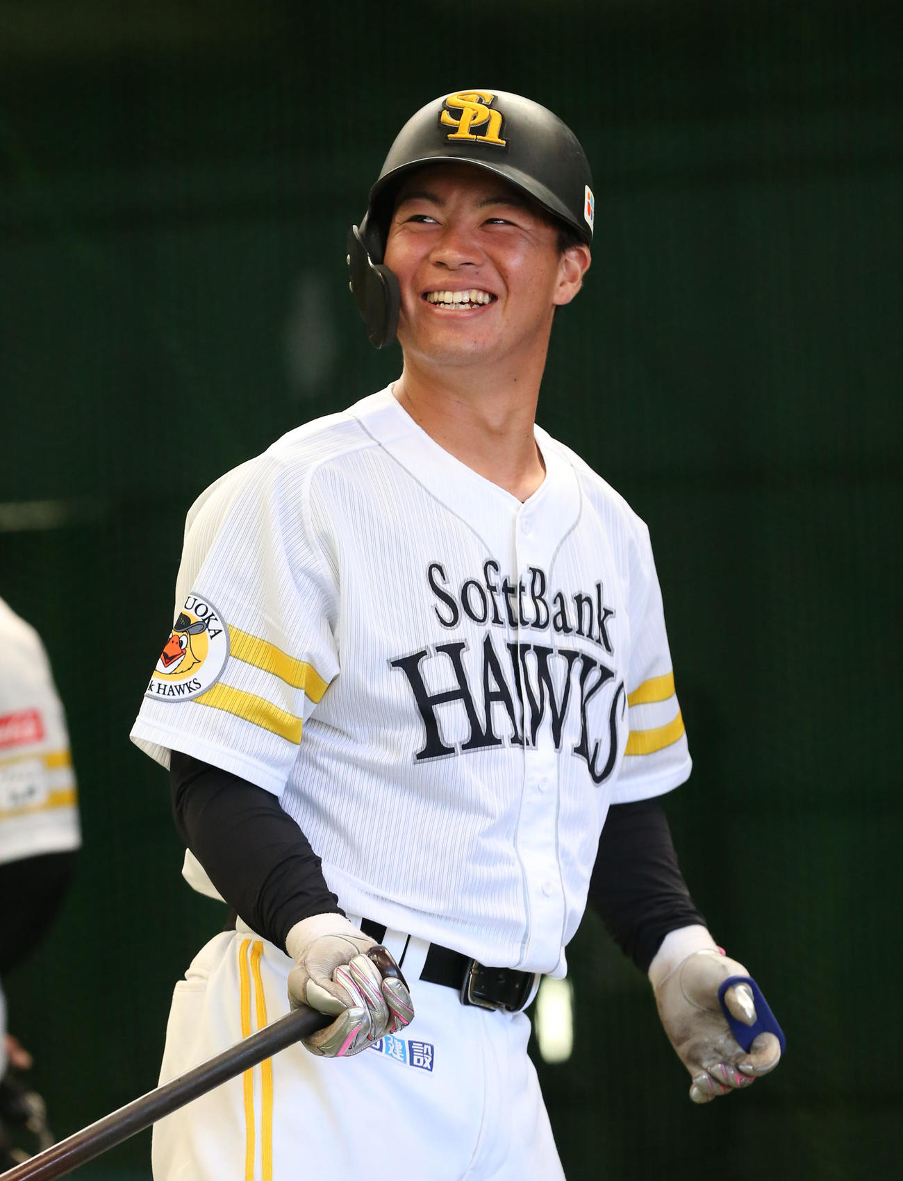 笑顔を見せる牧原巧（23年2月16日）