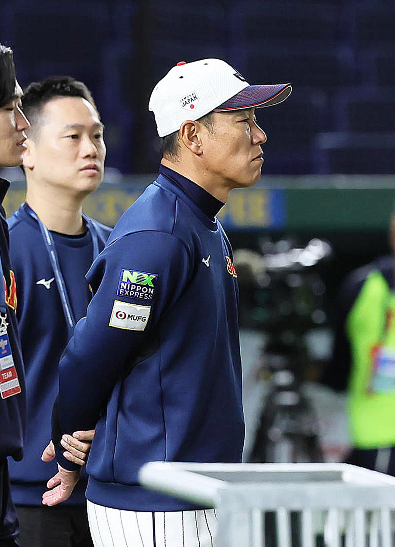 試合前、練習を見つめる井端監督（撮影・足立雅史）