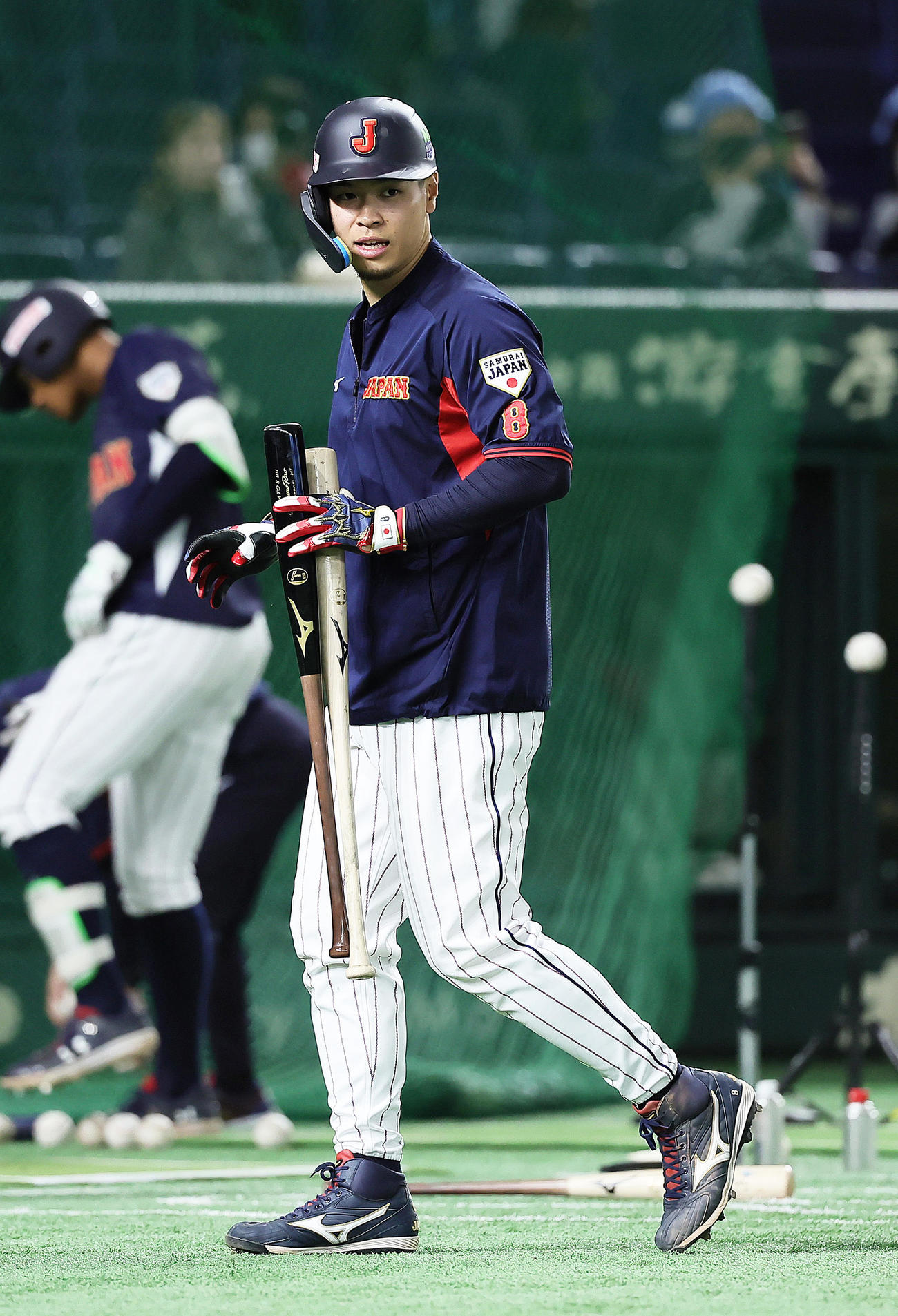 試合前、打撃練習する佐藤輝（撮影・足立雅史）