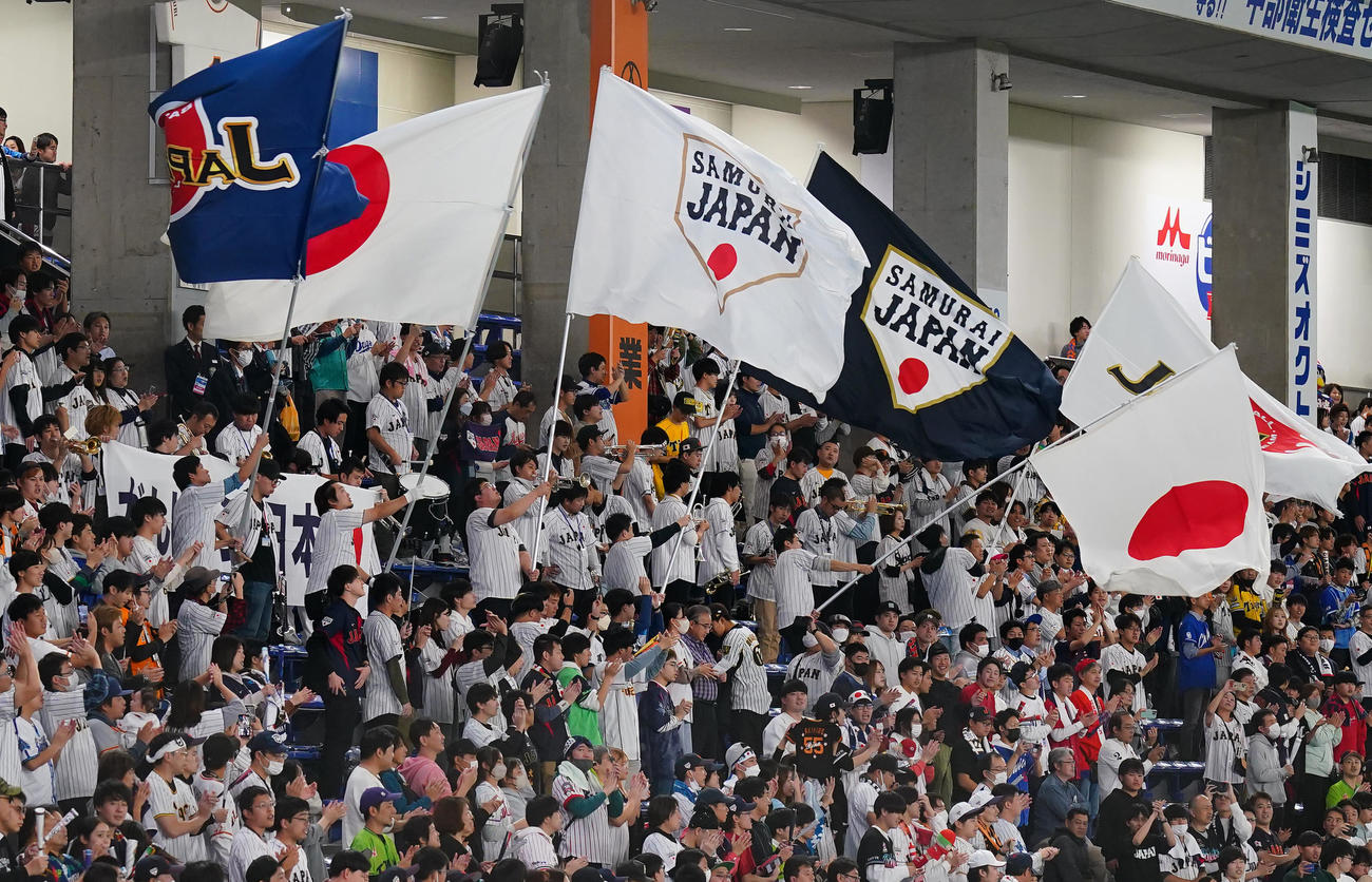 日本対韓国　試合前、声援を送るファン（撮影・菅敏）
