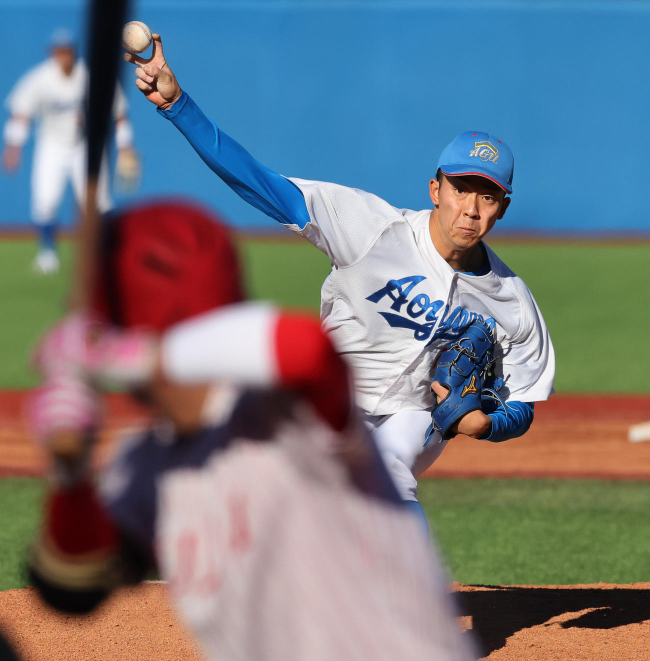 富士大対青学大　力投する青学大先発の常広（撮影・野上伸悟）