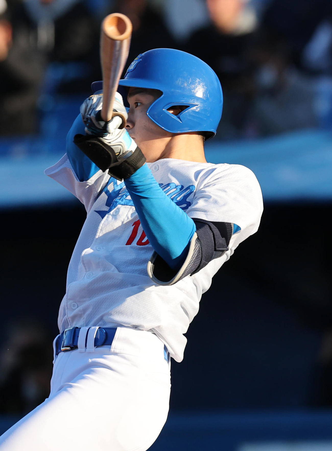 富士大対青学大　7回裏青学大1死二塁、左前打を放つ常広（撮影・野上伸悟）