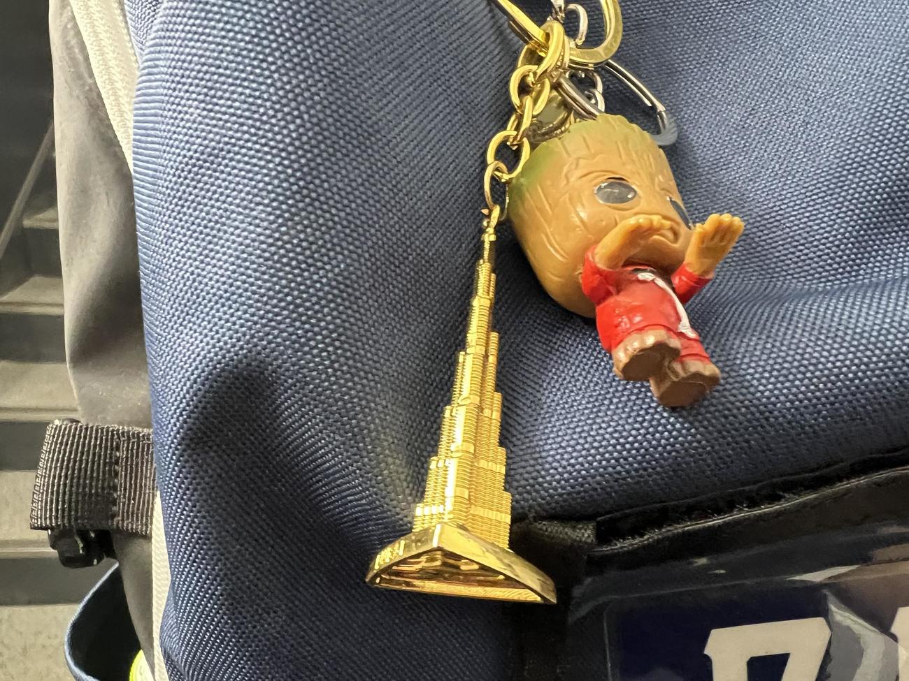 西武投手陣のリュックに着けられたボーのドバイ土産「ブルジュ・ハリファ」のキーホルダー（撮影・金子真仁）