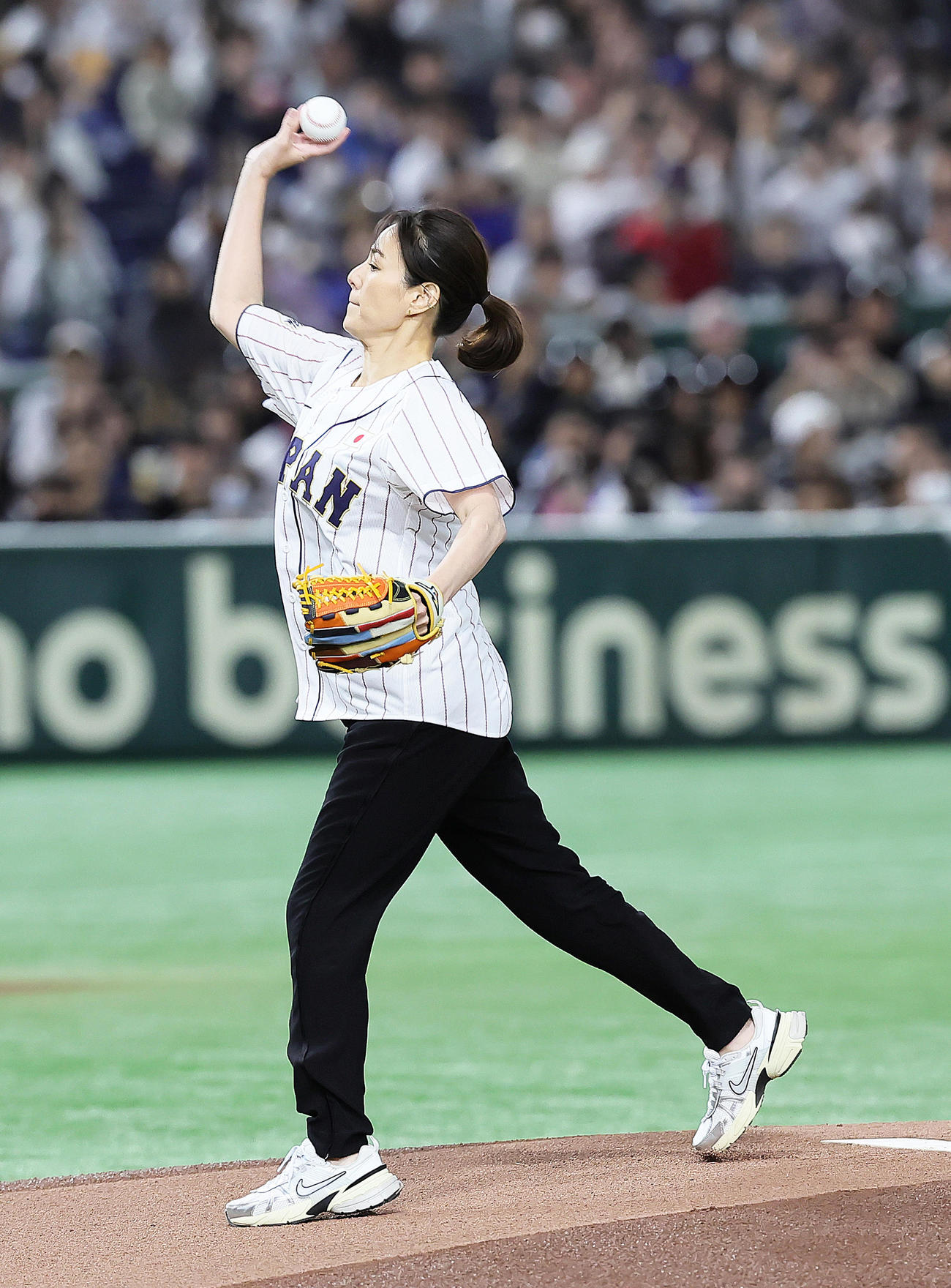 日本対韓国　始球式を務めた井川遥（撮影・足立雅史）