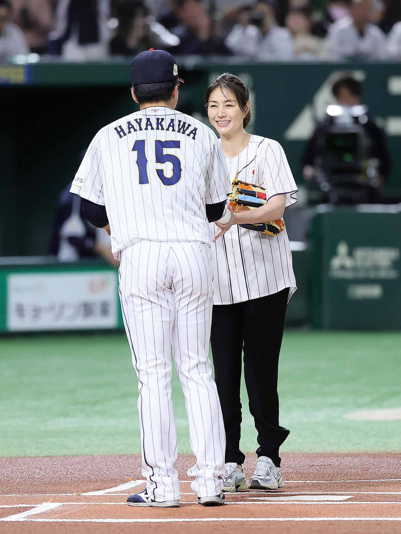 日本対韓国　始球式を務めた井川遥（右）は捕手を務めた早川に笑顔で声をかける（撮影・足立雅史）