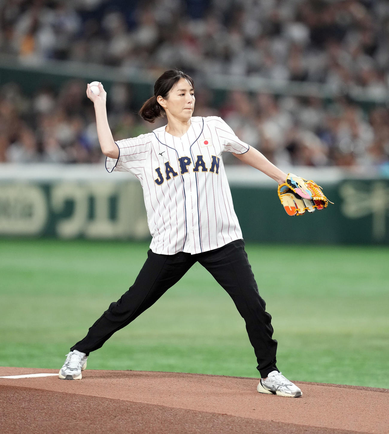 日本対韓国　始球式を務めた井川遥（撮影・たえ見朱実）
