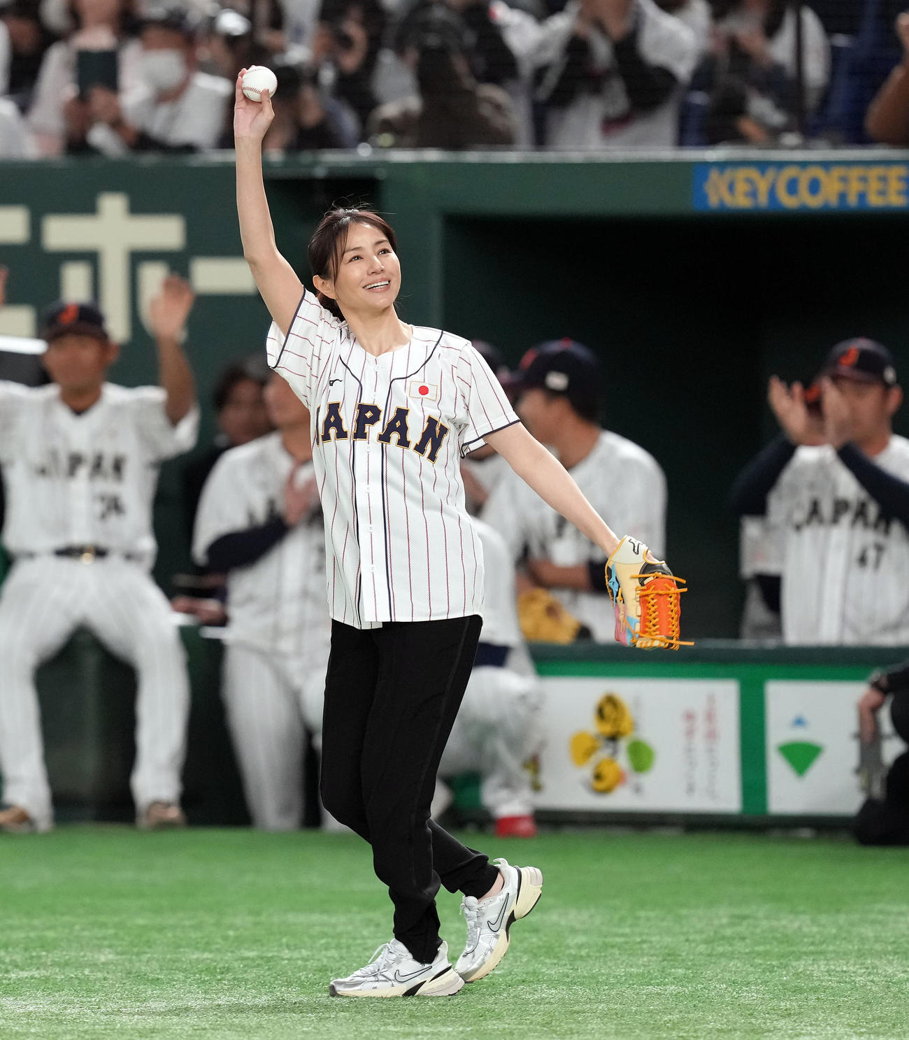 日本対韓国　始球式を務めた井川遥（撮影・たえ見朱実）