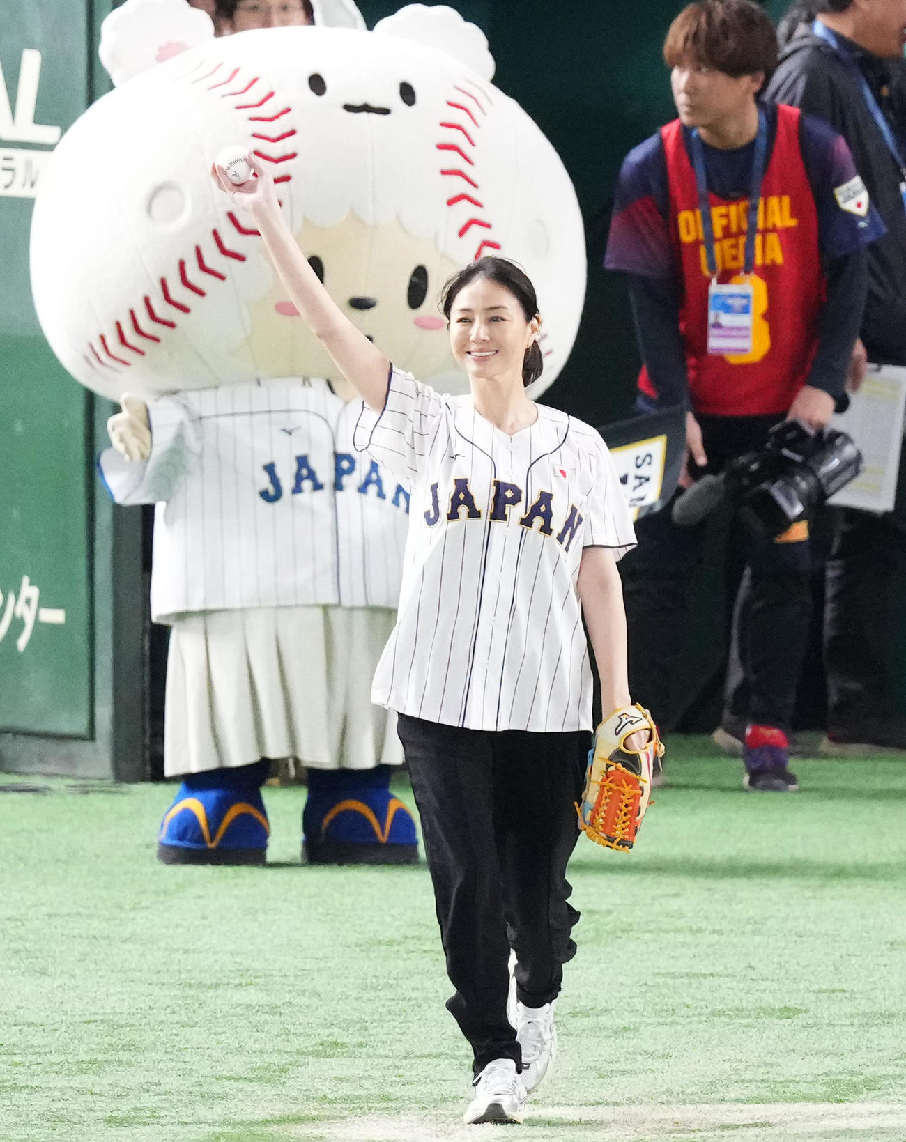 日本対韓国　始球式を務める井川遥は、ファンに手を振って登場する（撮影・菅敏）