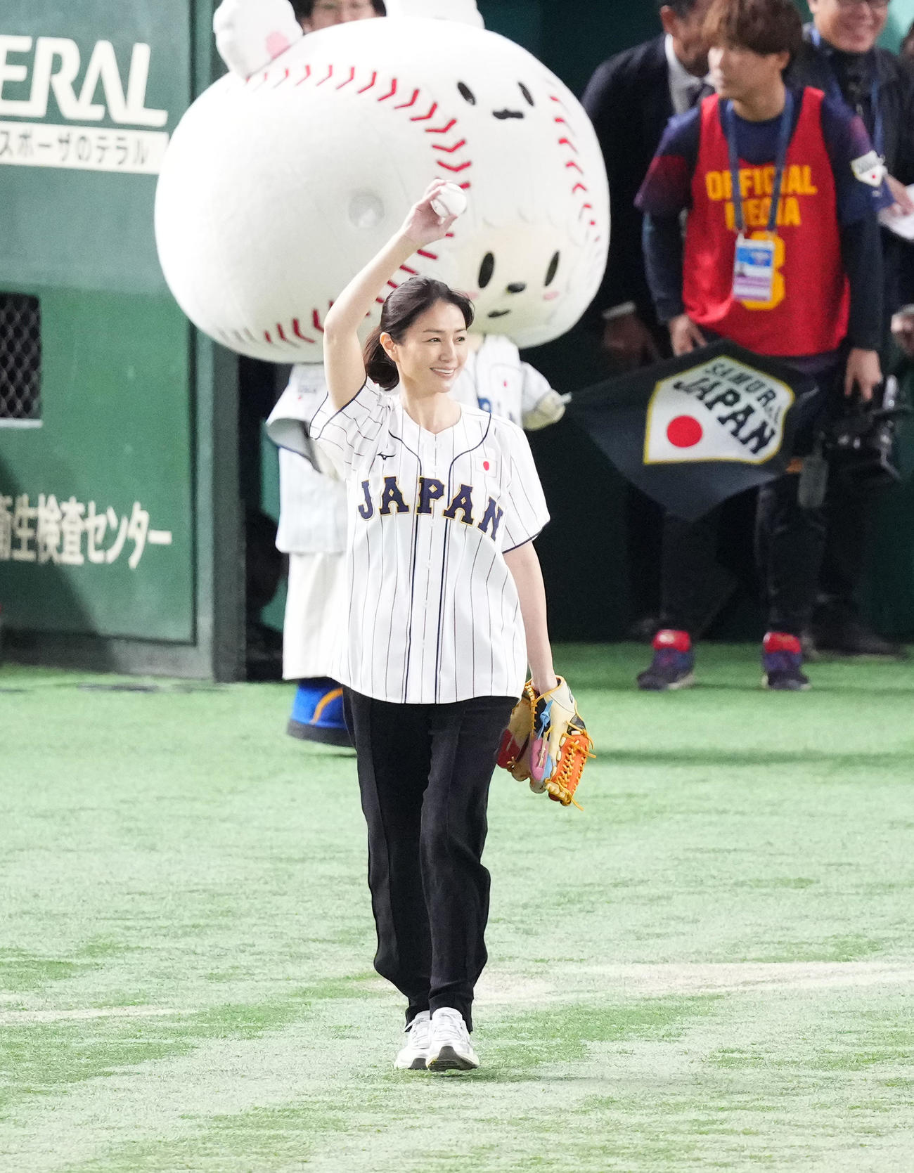 日本対韓国　始球式を務める井川遥は、ファンに手を振って登場する（撮影・菅敏）