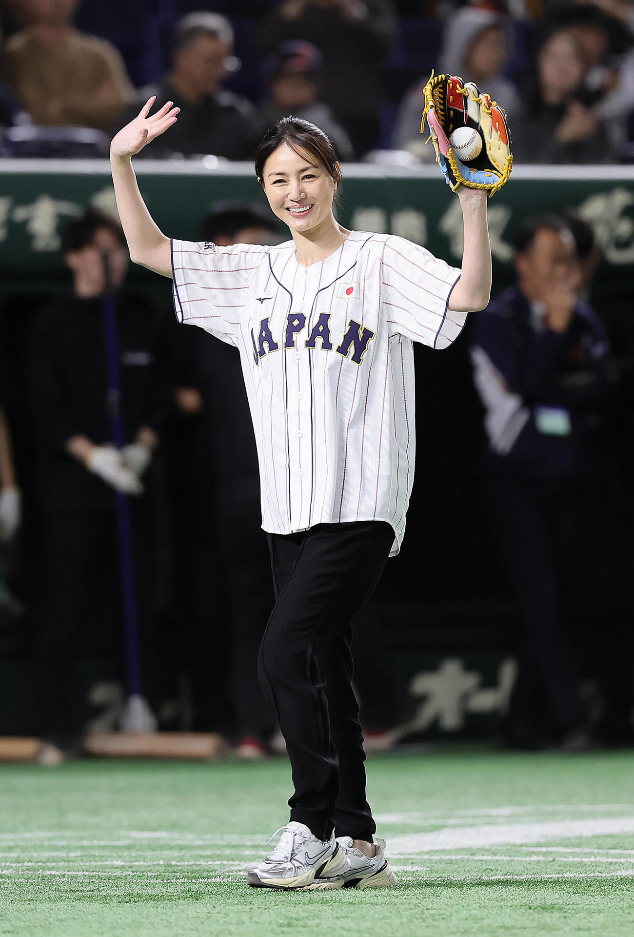 日本対韓国　始球式を終え笑顔を見せる井川遥（撮影・足立雅史）