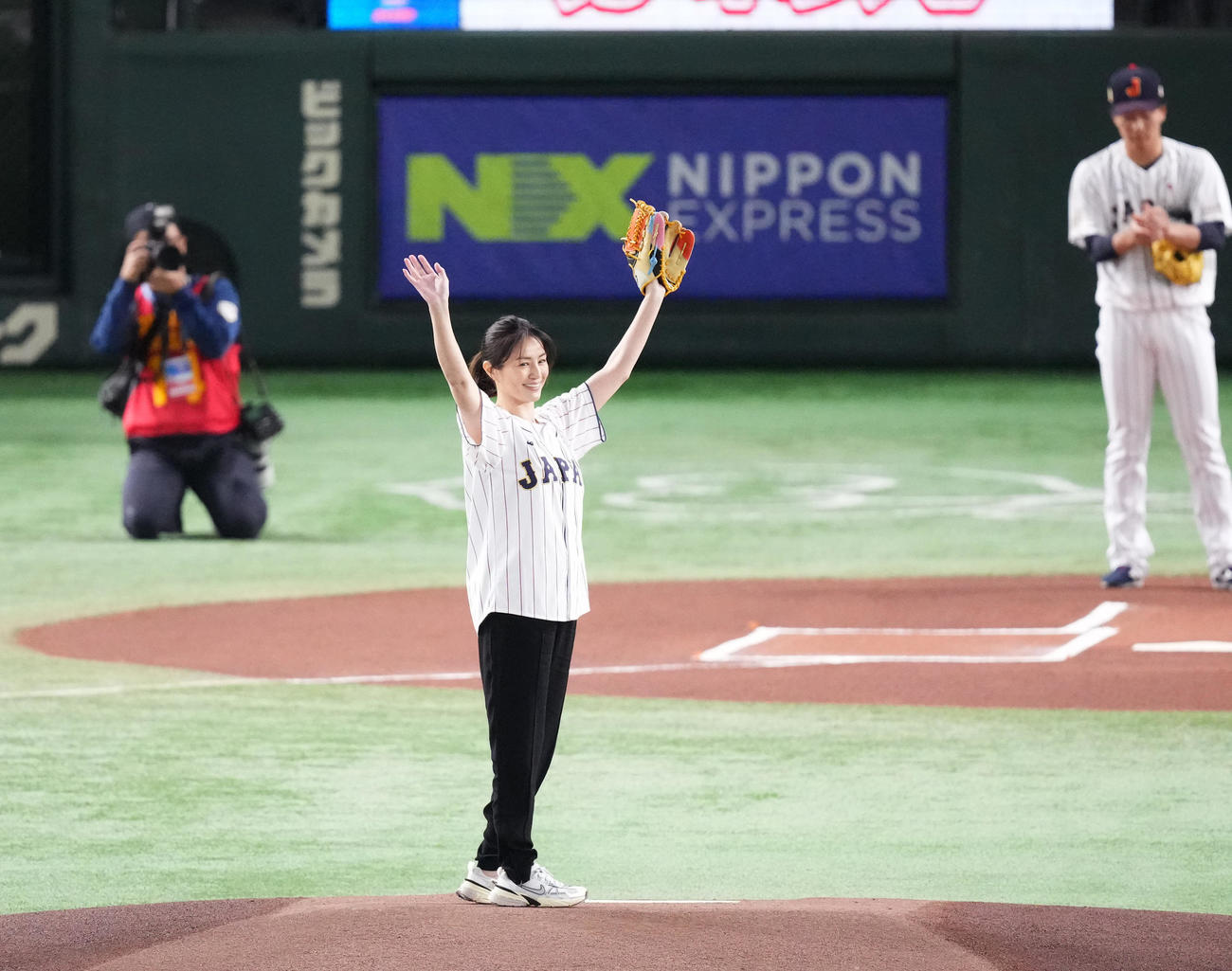 日本対韓国　始球式を務めた井川遥は、ファンの歓声に応える。奥は早川（撮影・菅敏）