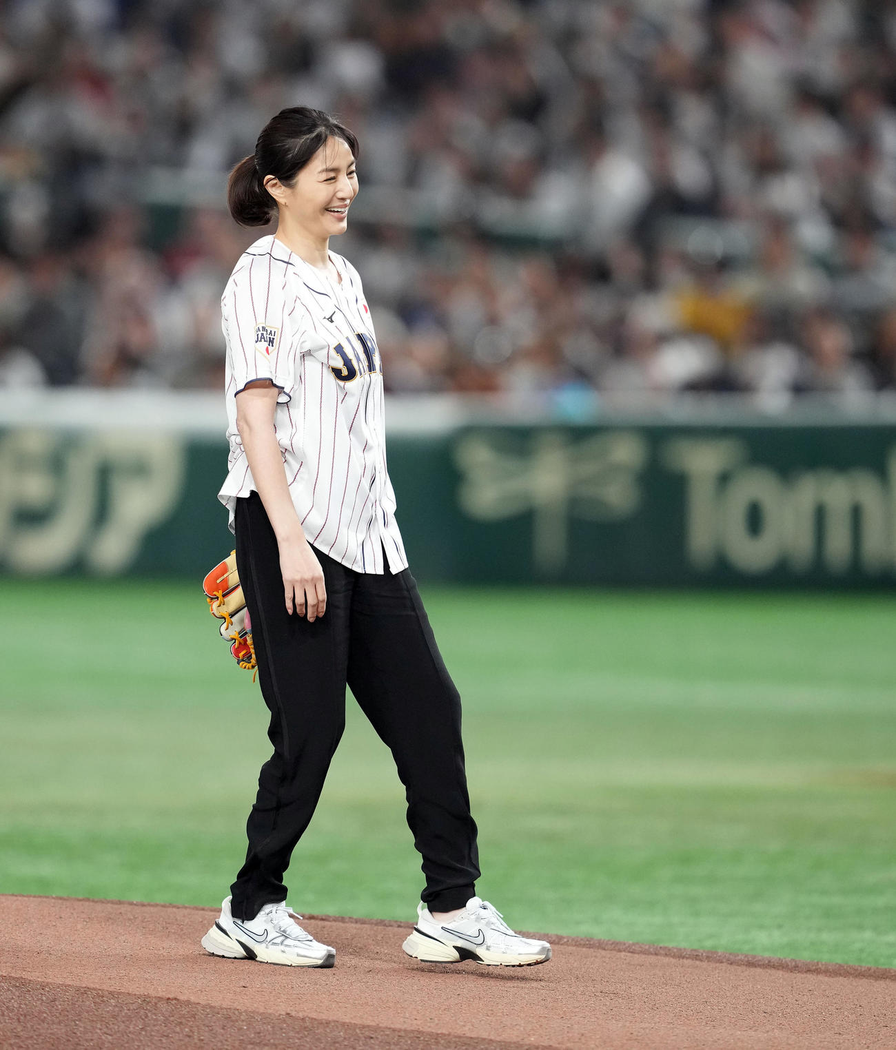 日本対韓国　始球式を務めた井川遥（撮影・たえ見朱実）