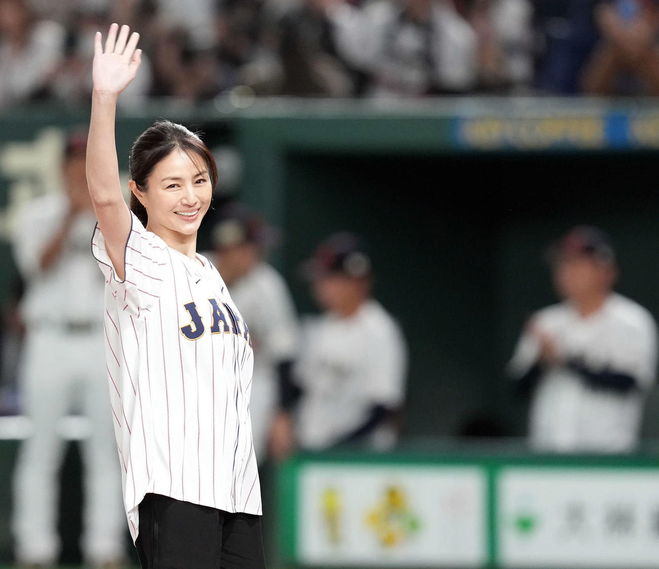 日本対韓国　始球式を務めた井川遥（撮影・たえ見朱実）