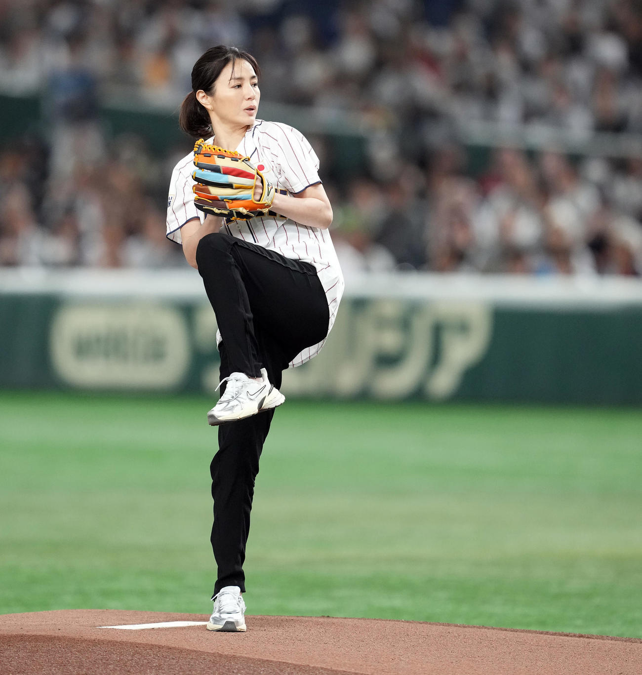日本対韓国　始球式を務めた井川遥（撮影・たえ見朱実）