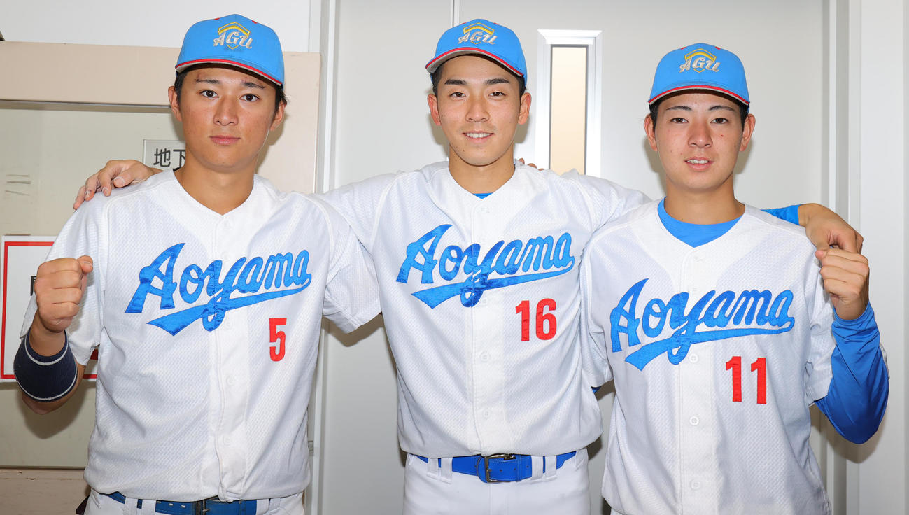 富士大対青学大　決勝進出を決め喜ぶ左から青学大・佐々木、常広、下村（撮影・野上伸悟）