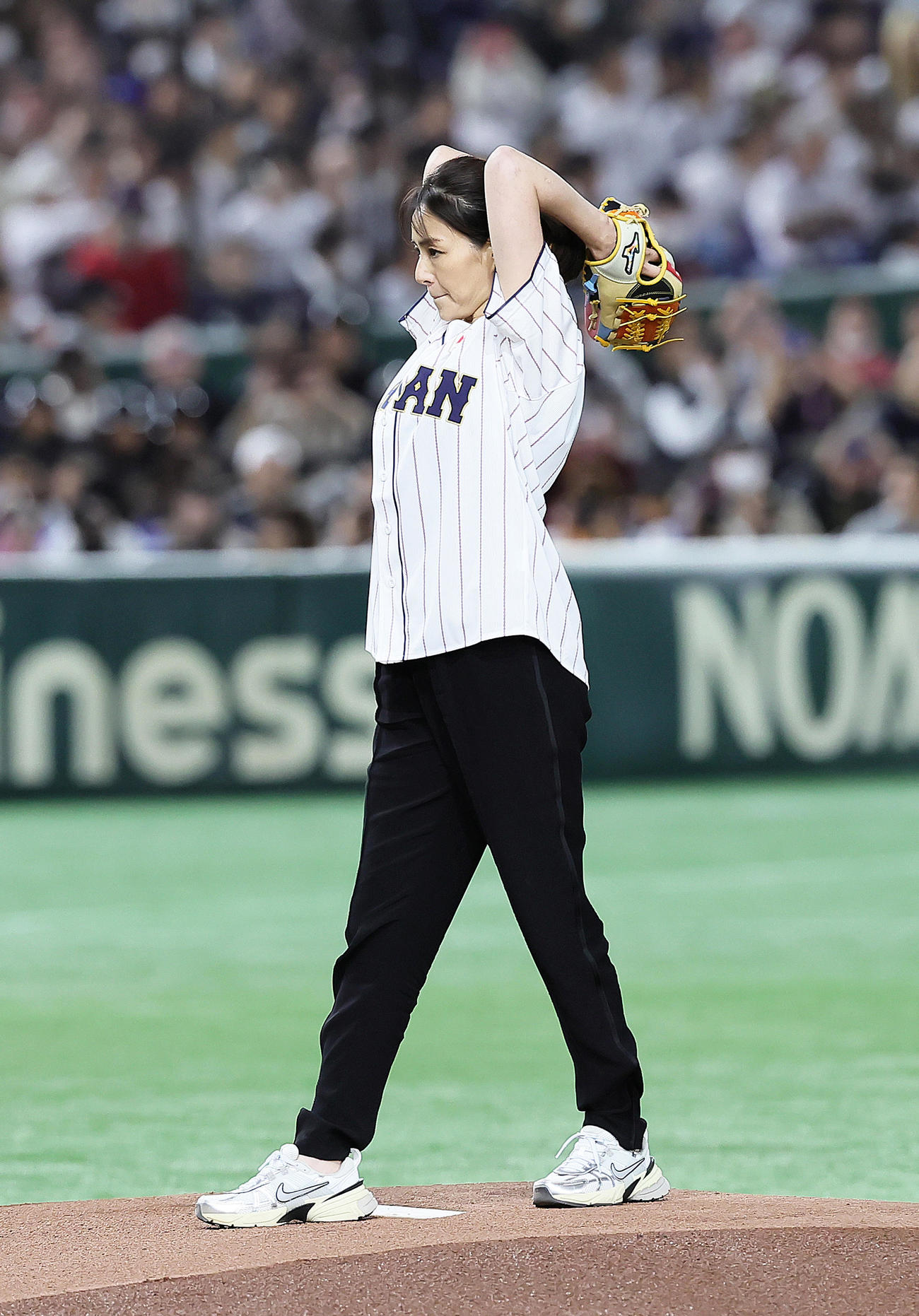 日本対韓国　始球式を務めた井川遥（撮影・足立雅史）