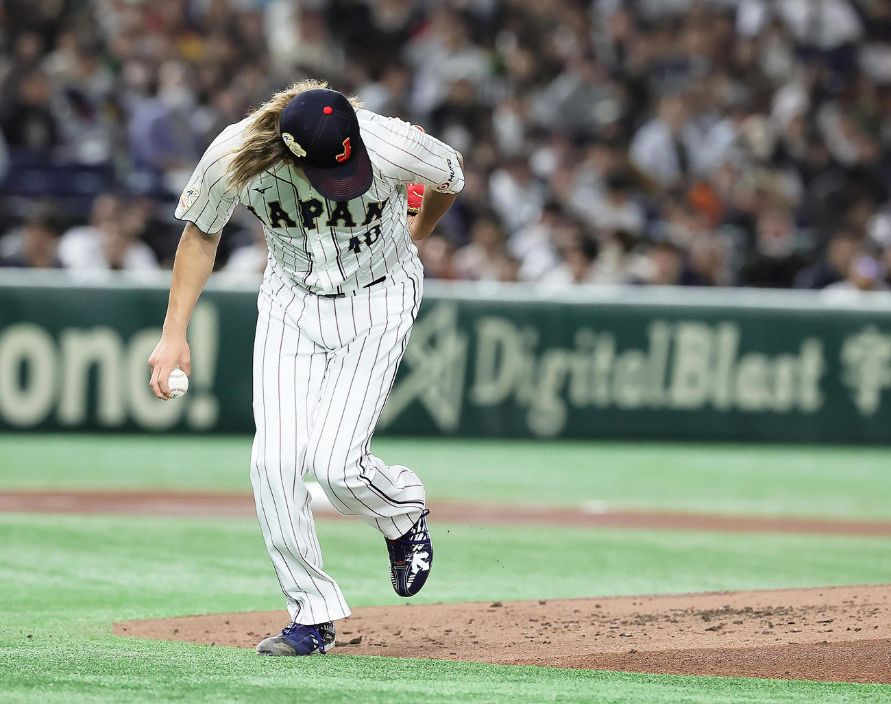 日本対韓国　2回、マウンドでバランスを崩す今井（撮影・足立雅史）