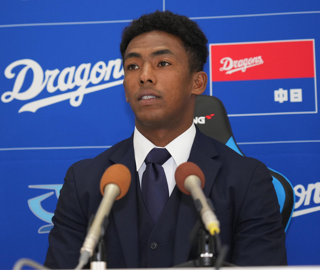 契約交渉を終え会見するブライト健太（撮影・森本幸一）