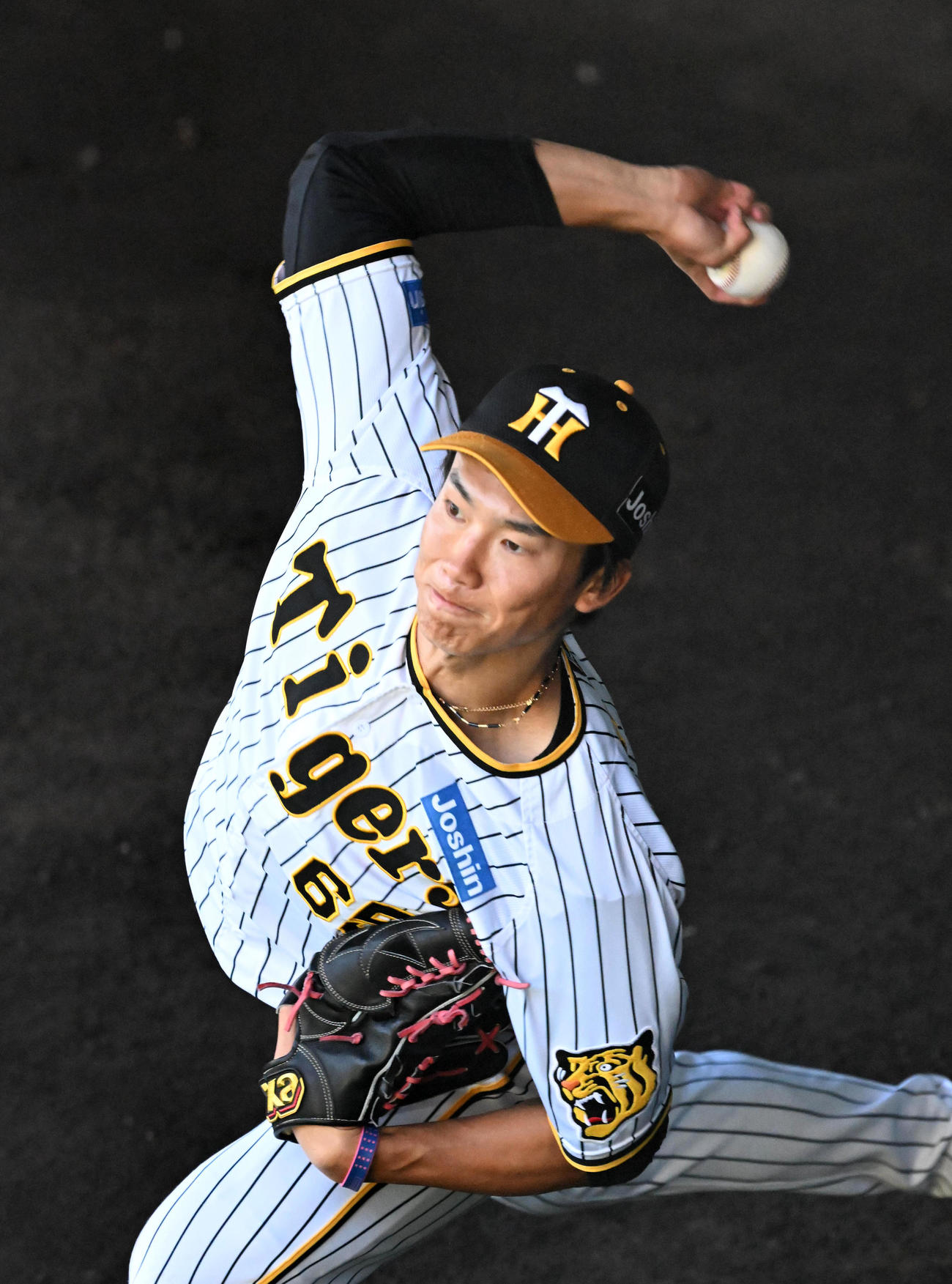 ブルペンで投球練習を行う湯浅（撮影・前岡正明）