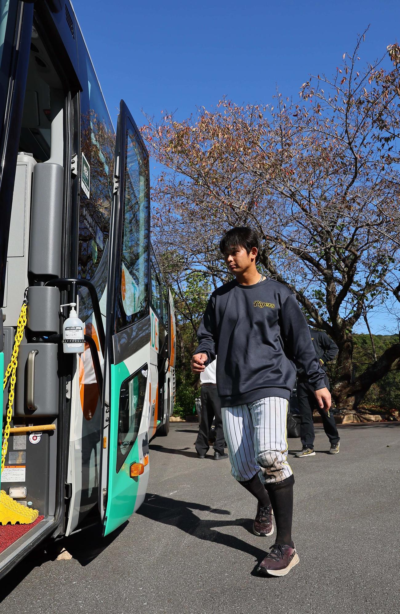 秋季キャンプを終えた野口はバスで引き揚げる（撮影・上田博志）
