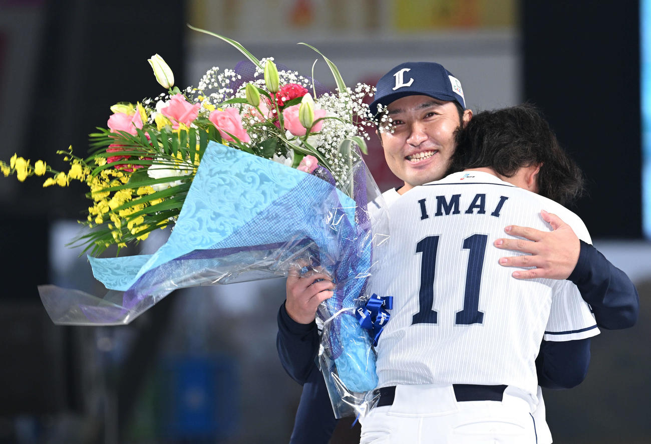 引退セレモニーで西武武隈（奥）は涙を流す今井から花束を受け取る（撮影・滝沢徹郎）