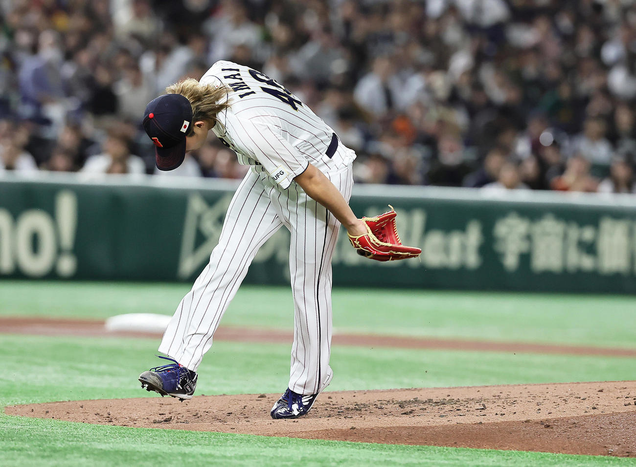 日本対韓国　2回、マウンドでバランスを崩す今井（撮影・足立雅史）