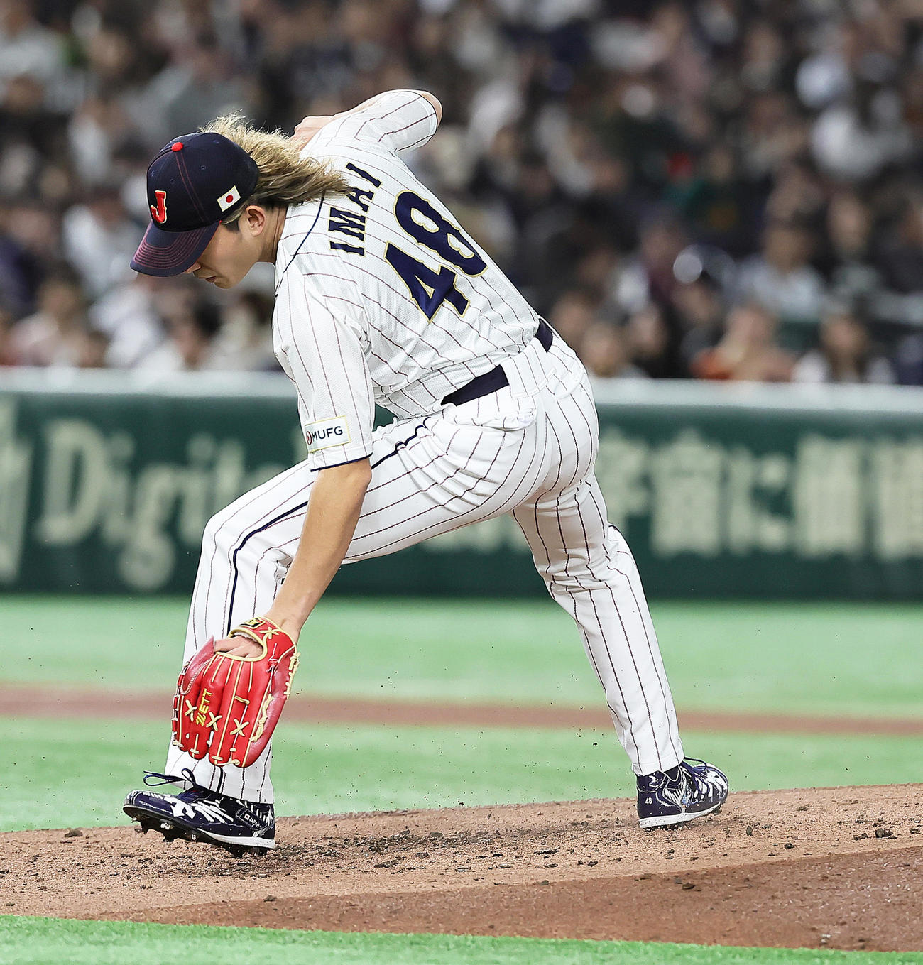 日本対韓国　2回、マウンドでバランスを崩す今井（撮影・足立雅史）