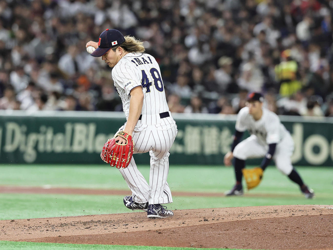 日本対韓国　2回、マウンドでバランスを崩す今井（撮影・足立雅史）