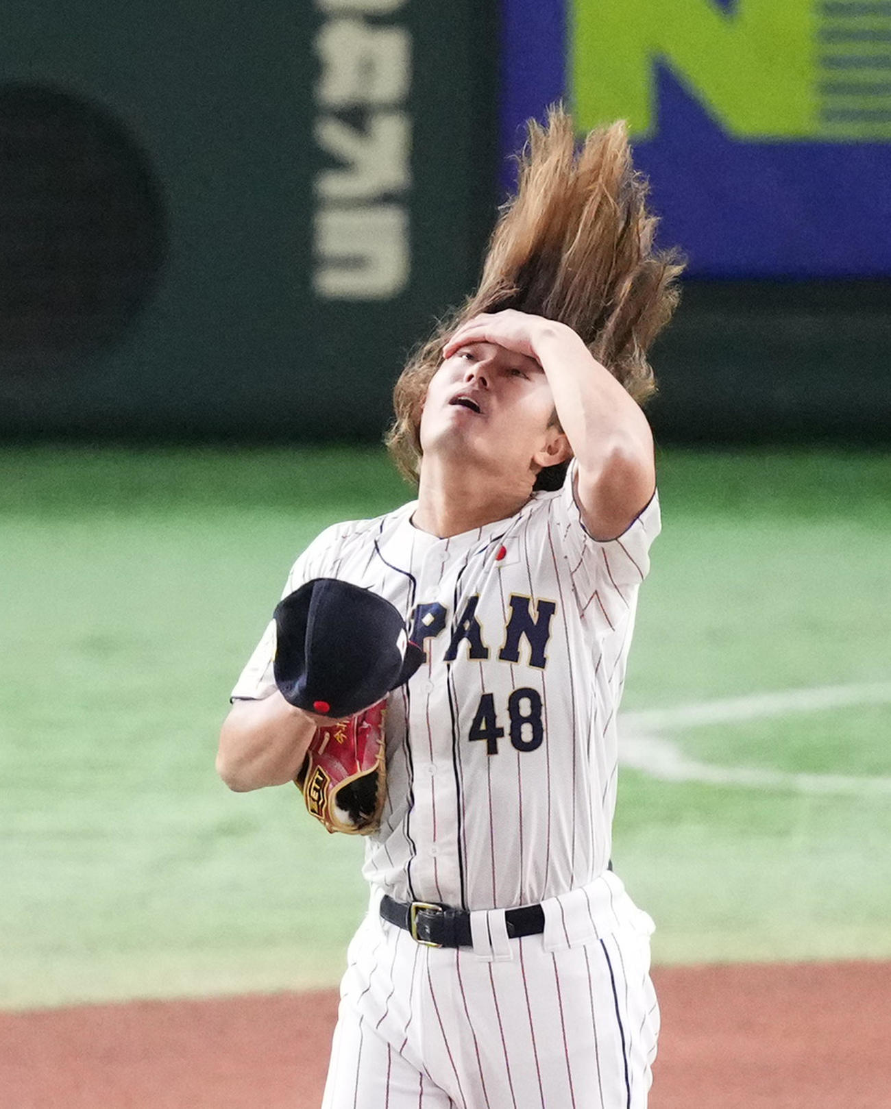 日本対韓国　1回表韓国1死、金倒永を三振に仕留め、髪をかき上げる今井（撮影・菅敏）