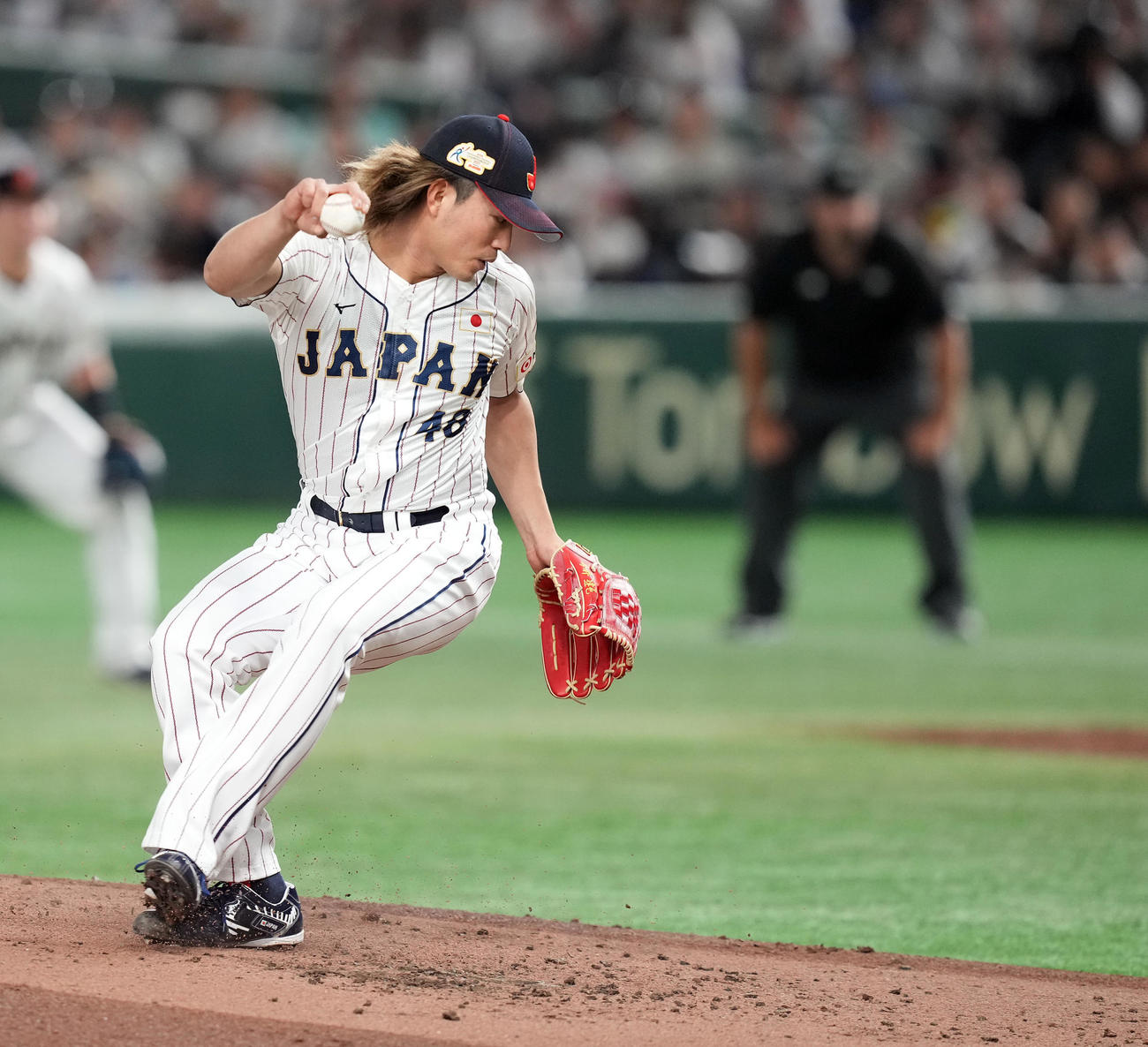 日本対韓国　2回表、マウンドに足を取られ体勢を崩す日本の先発今井（撮影・たえ見朱実）