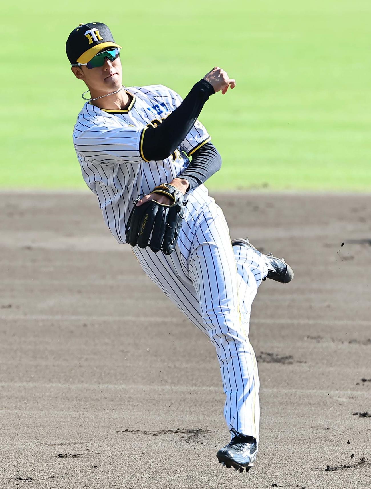 守備練習をする小幡（撮影・上田博志）