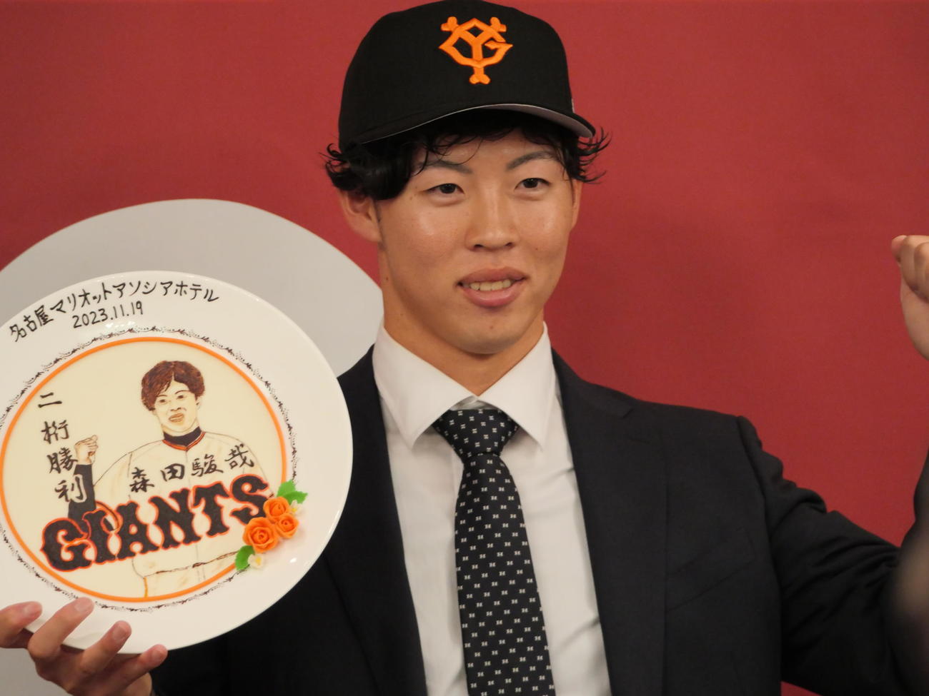 プレゼントされた記念プレートを手に笑顔の巨人ドラフト2位森田（撮影・上田悠太）