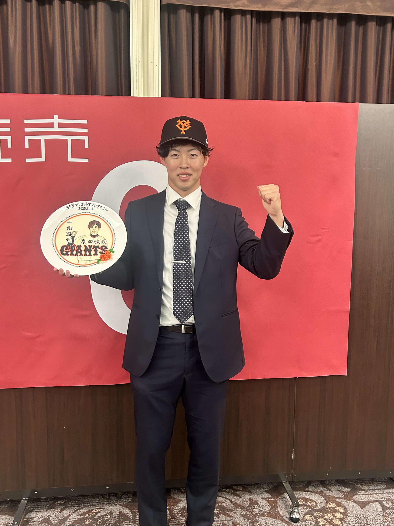 プレゼントされた記念プレートを手に笑顔の巨人ドラフト2位森田（撮影・上田悠太）