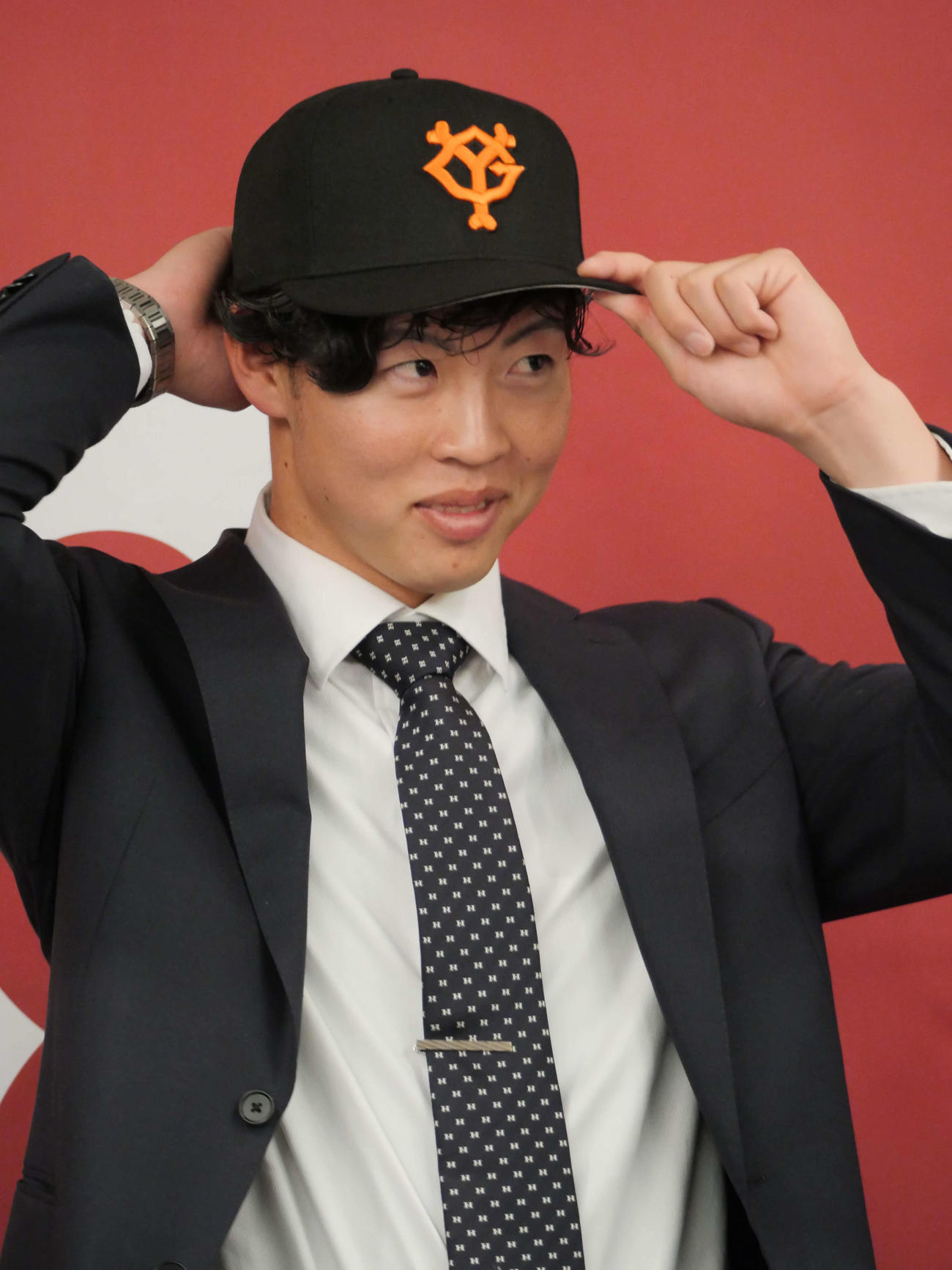 仮契約を結び、笑顔で帽子を被る巨人ドラフト2位の森田（撮影・上田悠太）