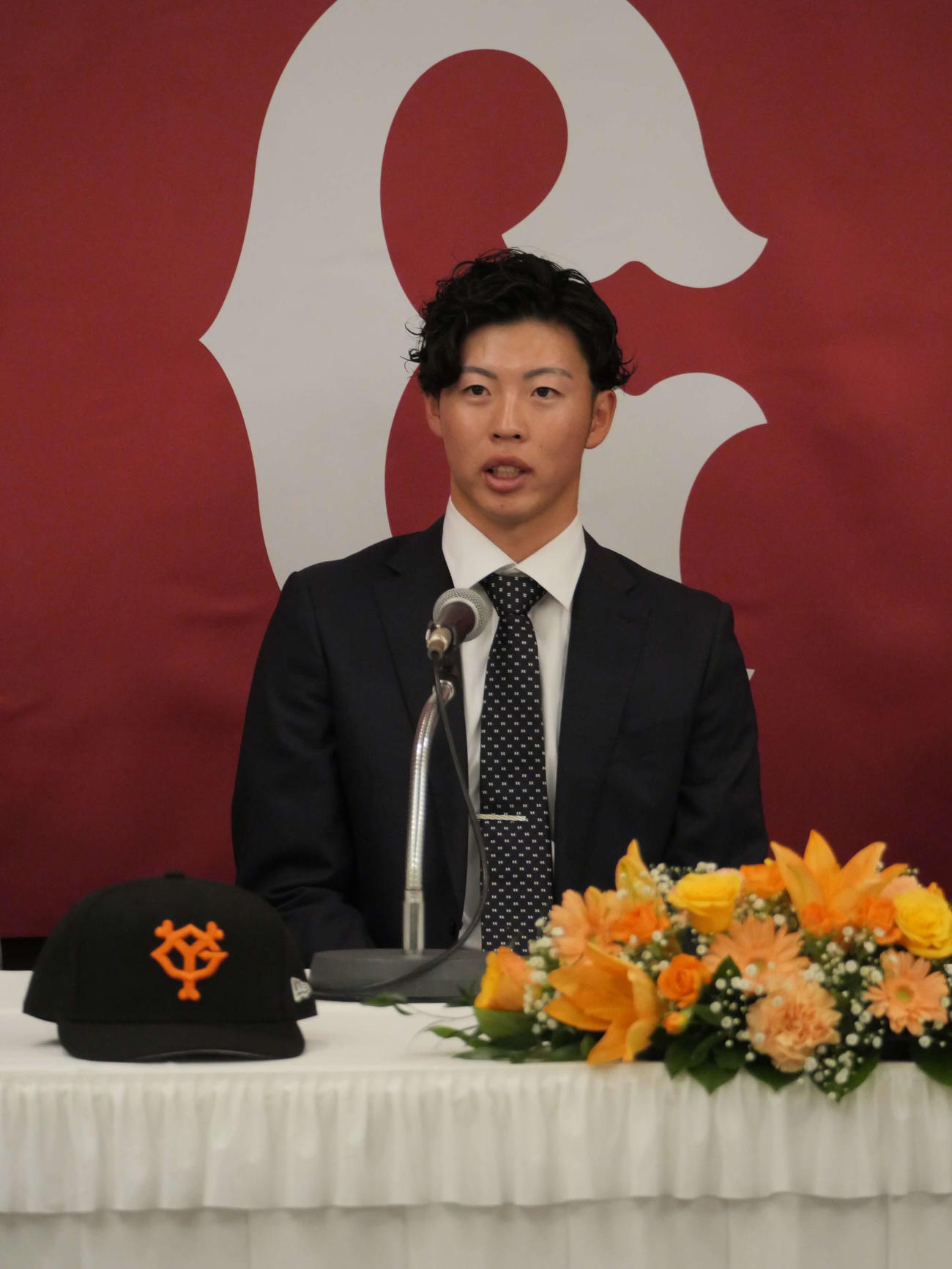 仮契約を結び、会見をする巨人ドラフト2位の森田（撮影・上田悠太）