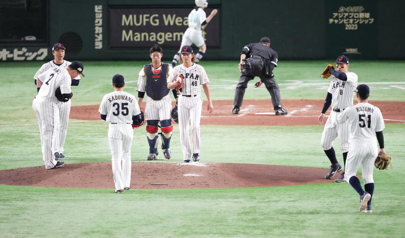 日本対韓国　3回表韓国1死一、二塁、盧に先制の2点適時二塁打を打たれ、肩を落とす今井（中央）らナイン（撮影・菅敏）