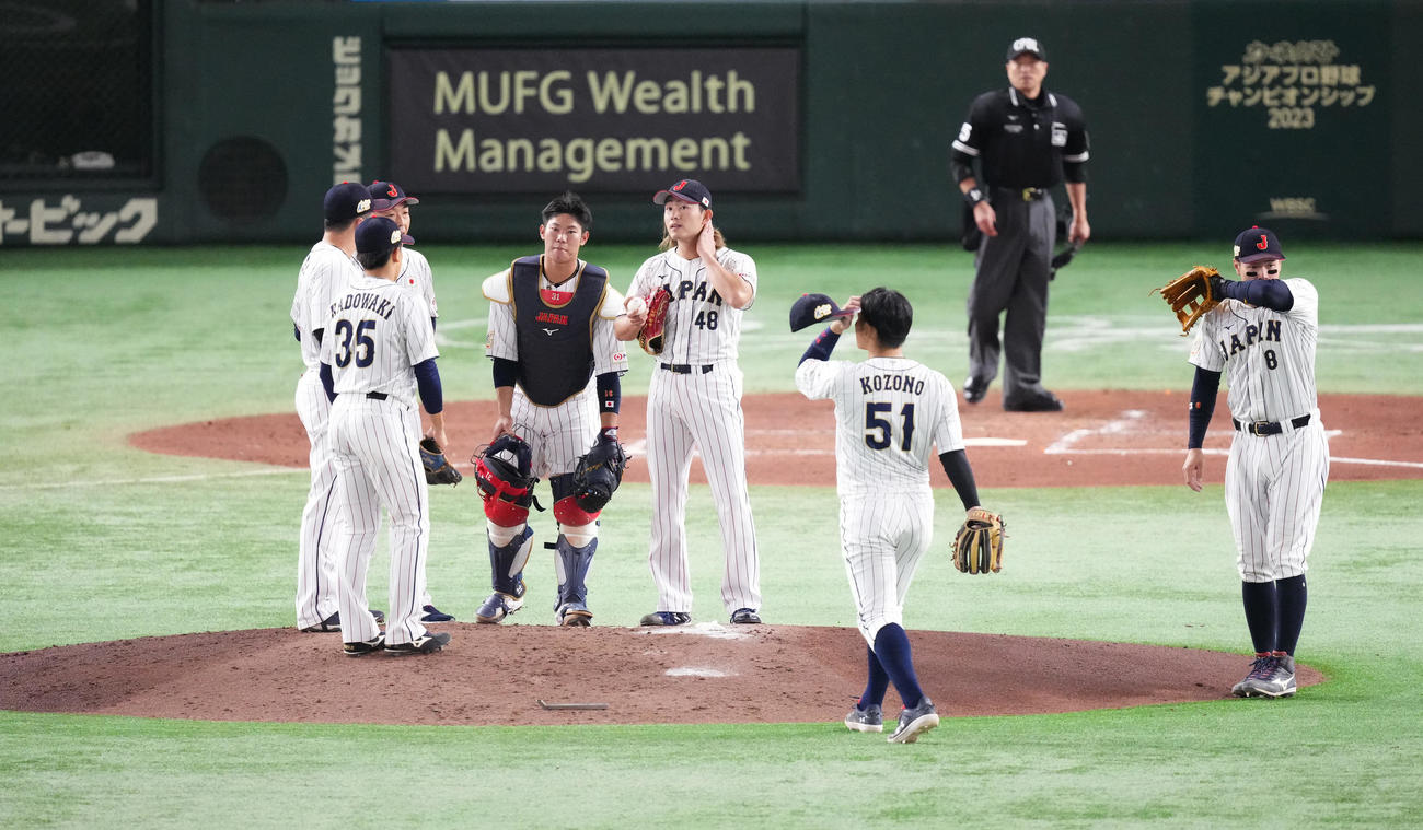 日本対韓国　3回表韓国1死一、二塁、盧に先制の2点適時二塁打を打たれ、肩を落とす今井（中央）らナイン（撮影・菅敏）