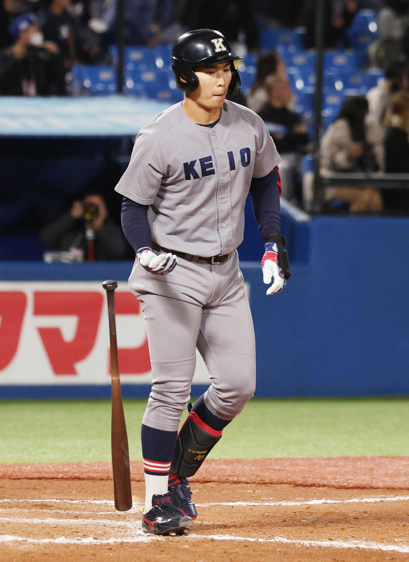日体大対慶大　8回裏慶大2死、左越え本塁打を放つ広瀬（撮影・野上伸悟）