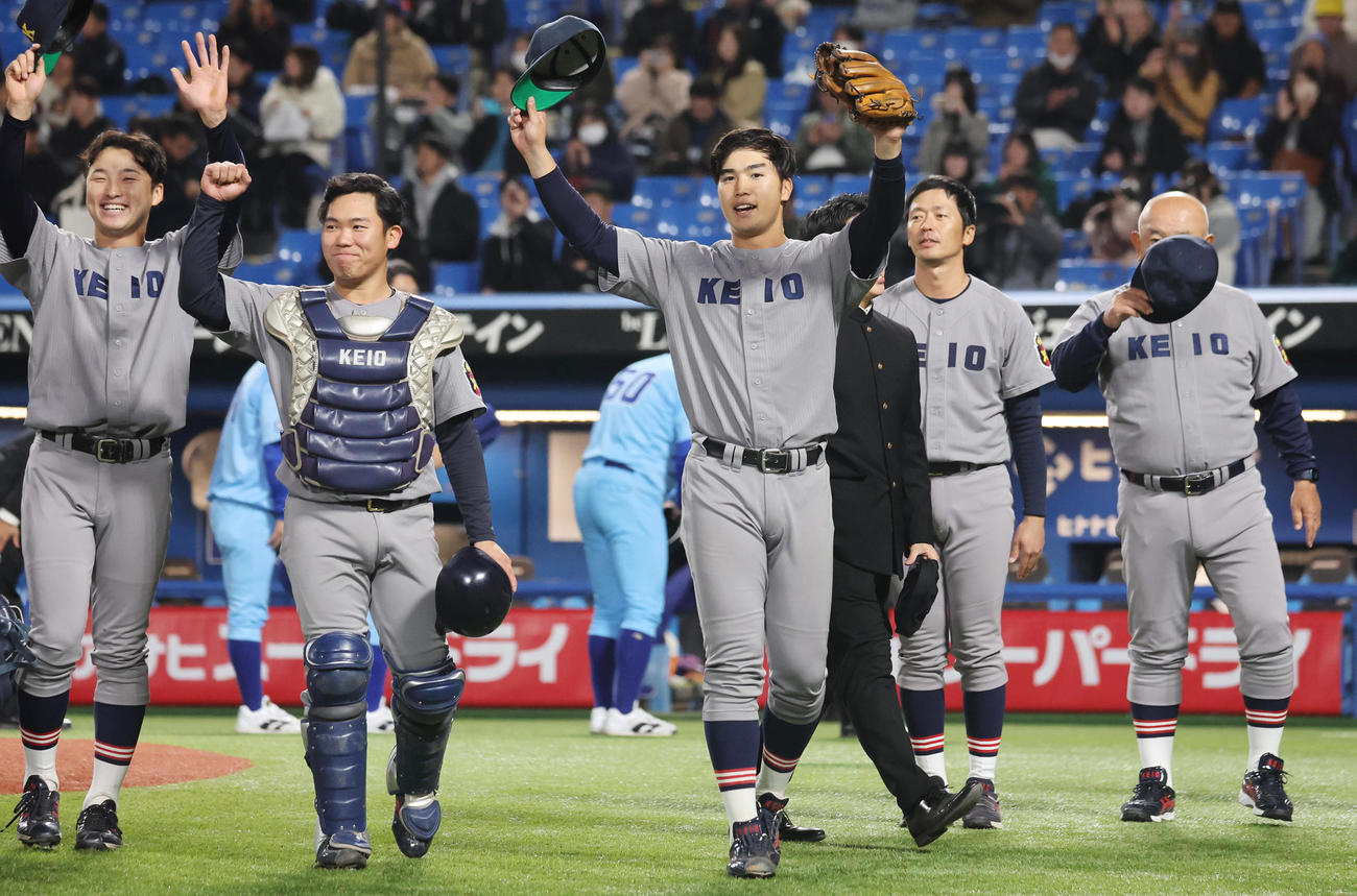 日体大対慶大　決勝進出を決め応援席に応える慶大・広瀬（中央）ら（撮影・野上伸悟）