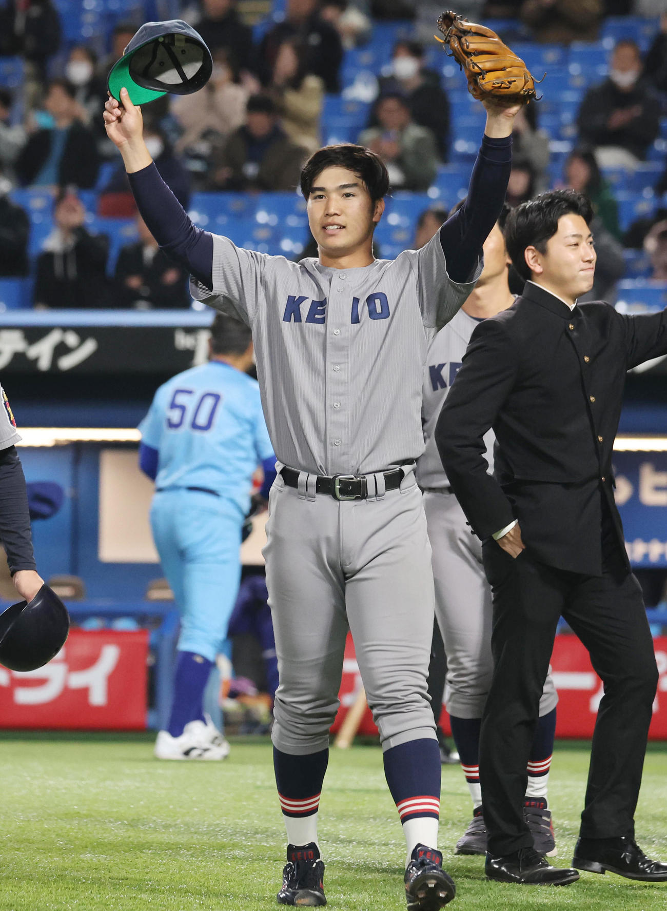 日体大対慶大　決勝進出を決め応援席に応える慶大・広瀬ら（撮影・野上伸悟）