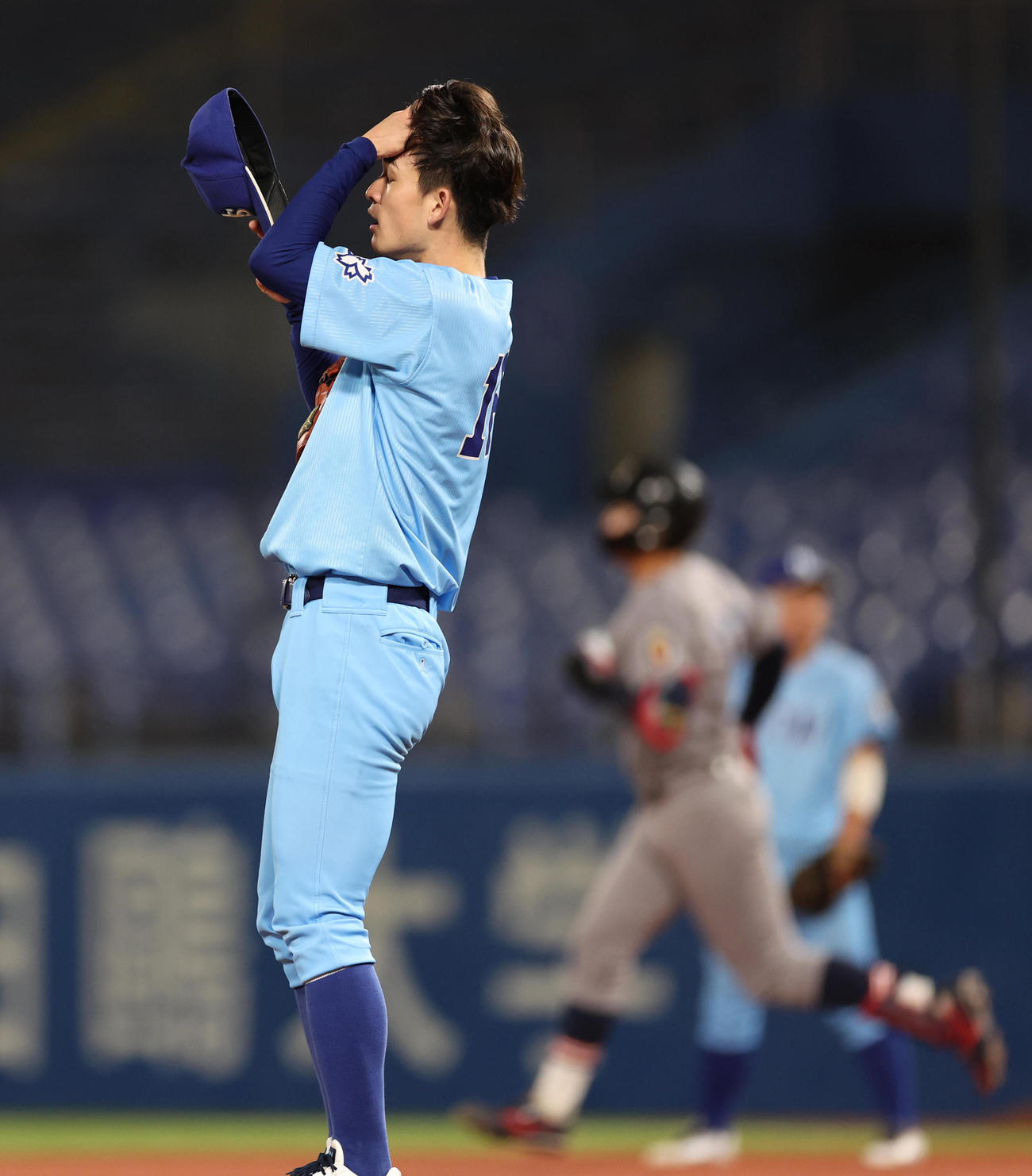 日体大対慶大　6回裏慶大2死一、二塁、広瀬に左越え3点本塁打を許す寺西（撮影・野上伸悟）