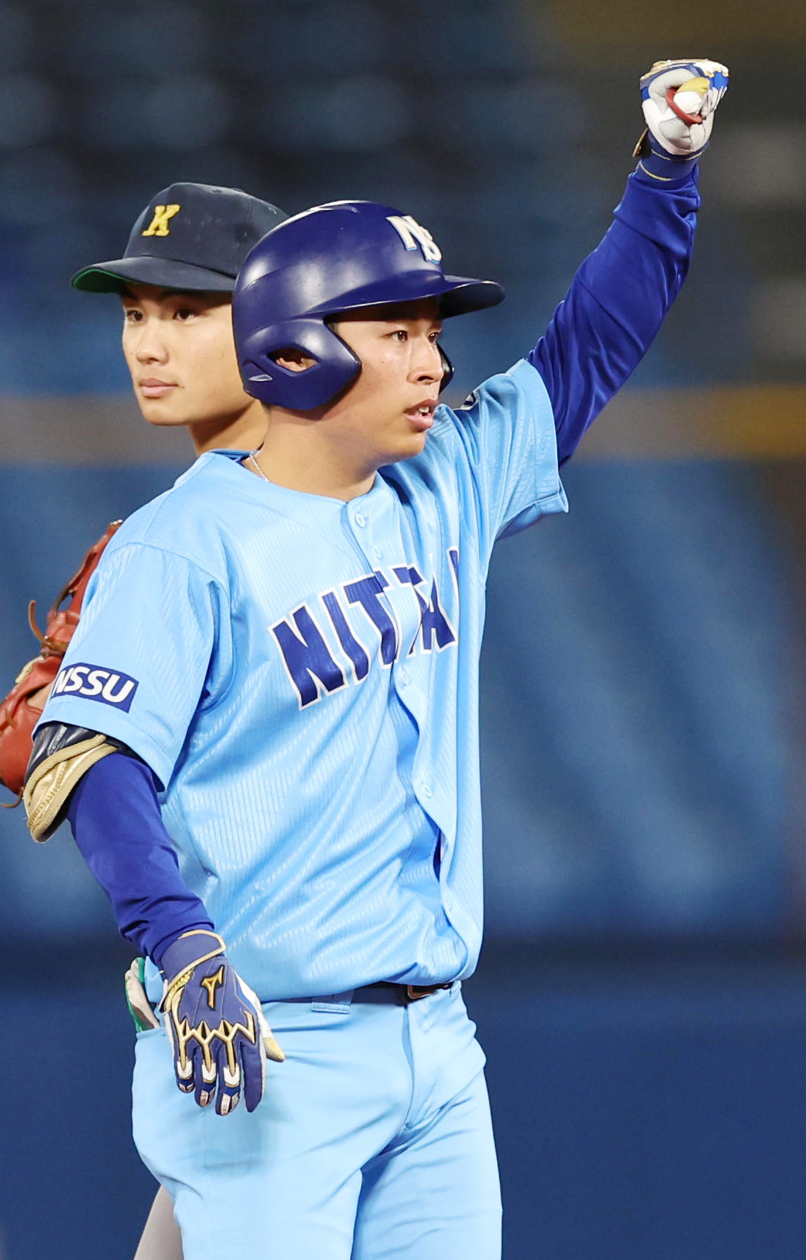 日体大対慶大　6回表日体大1死二塁、中越え先制適時二塁打を放ち喜ぶ本間（撮影・野上伸悟）