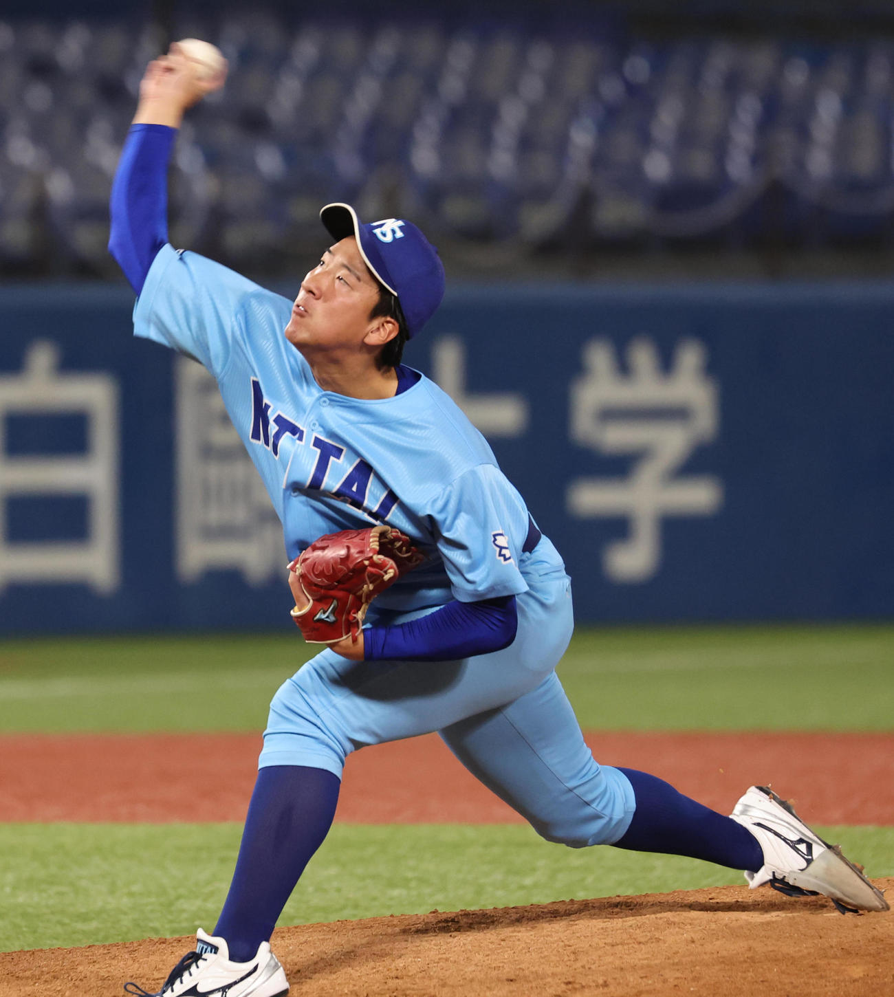日体大対慶大　力投する日体大・篠原（撮影・野上伸悟）