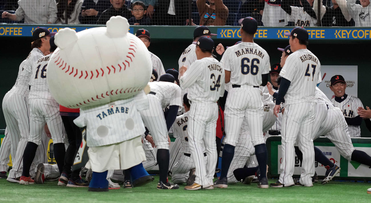 日本対韓国　円陣を組むナインに笑顔を見せる日本井端監督（右端）（撮影・たえ見朱実）