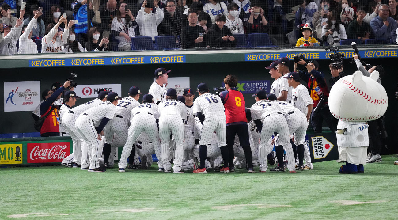 試合前、円陣を組む日本代表の選手たち（撮影・菅敏）